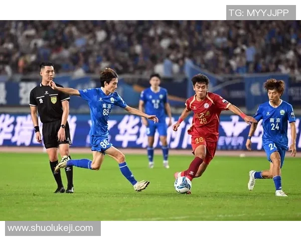 南京足球队在大师赛中的灵活性表现及其战术分析与启示 南京足球队在大师赛中的灵活性表现及其战术分析与启示